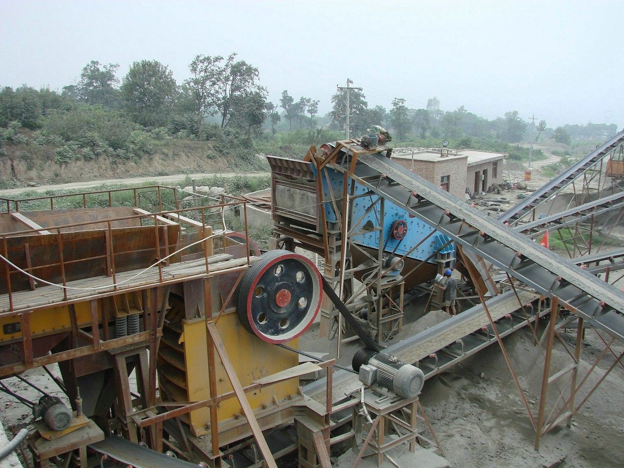 圓振動(dòng)篩 破碎機(jī) 圓振動(dòng)篩 破碎機(jī).jpg